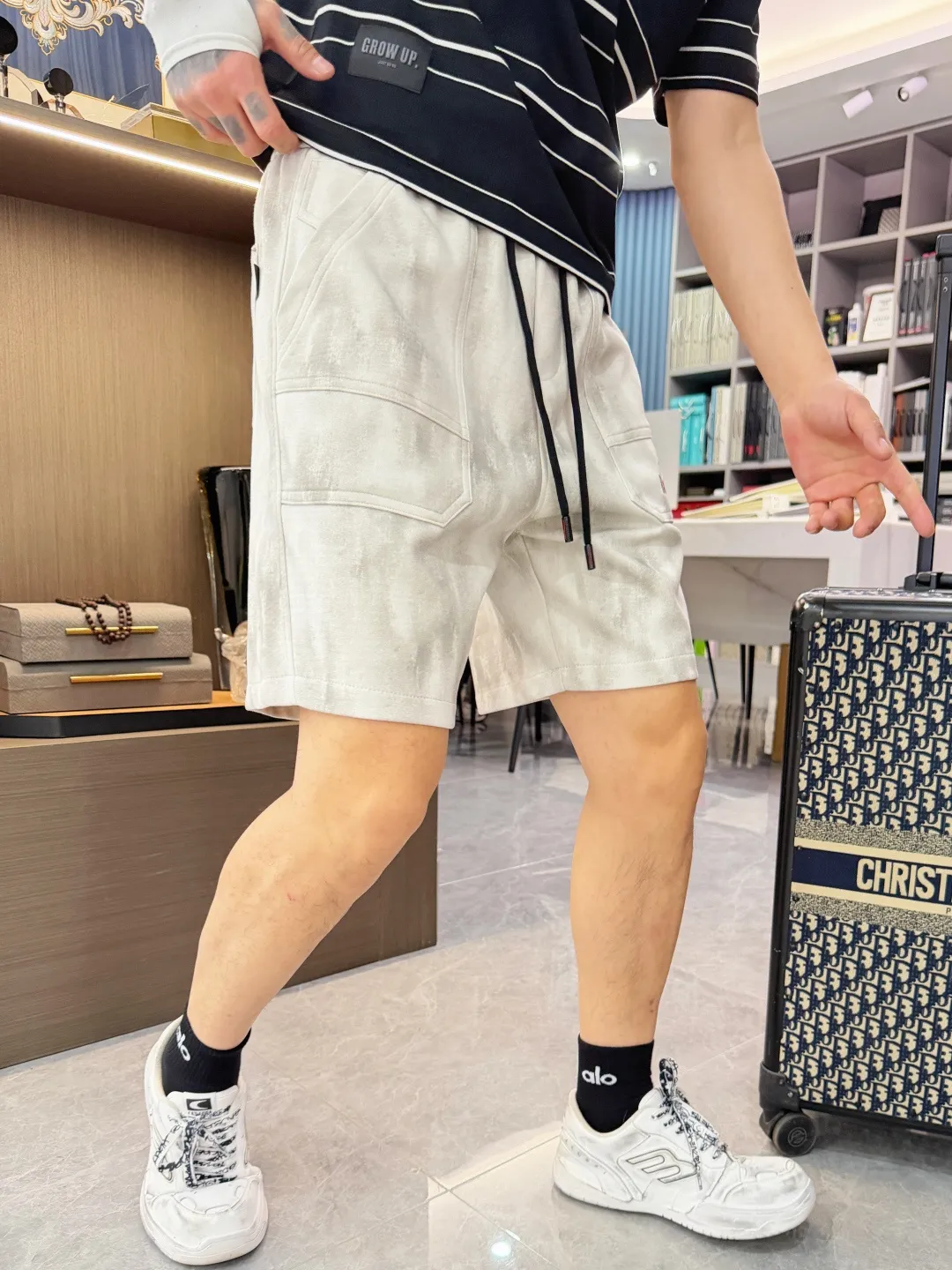 Balenciaga's three-standard complete 2026 summer New Arrival men's casual shorts, advanced custom-made Breathable fabric, Breathable fabric, extremely stretchy and comfortable, impeccable details, top-grade accessories, original logo design concept, delicate and soft feel! The upper body fit is awesome! Size: M-XXXL Please state your height and weight when ordering